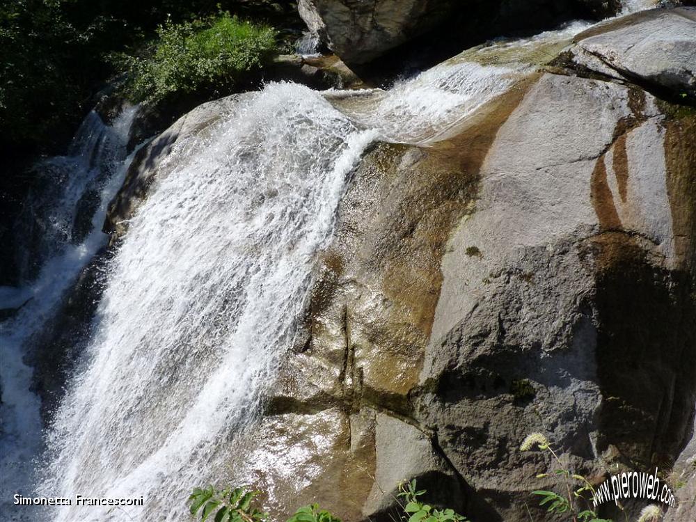 11 Le cascate fiancheggiano il percorso.JPG